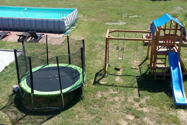 В детской комнате как для девочек, так и для мальчиков есть разнообразные игрушки и игры.
Все для рисования - для творческих натур.
Настольные игры на разный возраст. Пазлы.
Большая библиотека детской литературы от 0 до +16.