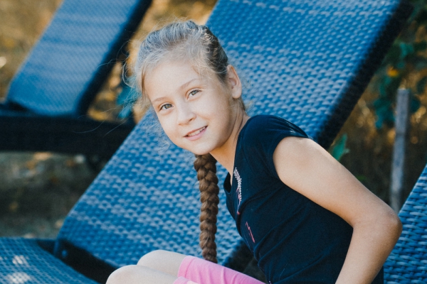 В усадьбе "Поместье Горваль" детям разных возрастов есть чем заняться и на улице, и в доме. 
Наличие бассейна, детской площадки и батута на улице, детская комната со множеством игрушек, конструкторов, настольных игр, книг увлечет детей на долгое время.