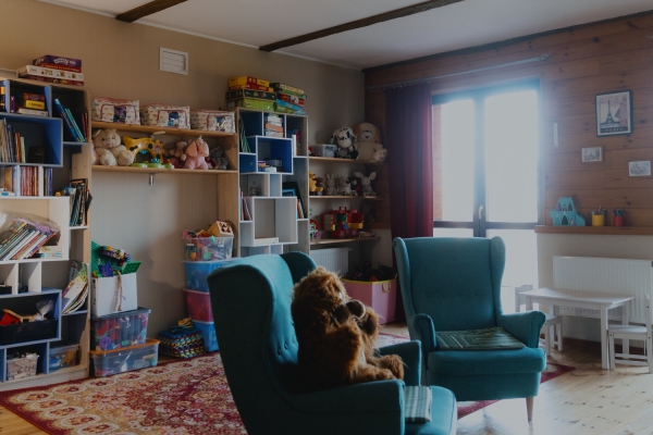 В детской комнате как для девочек, так и для мальчиков есть разнообразные игрушки и игры.
Все для рисования - для творческих натур.
Настольные игры на разный возраст. Пазлы.
Большая библиотека детской литературы от 0 до +16.