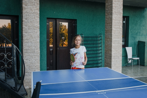 В усадьбе "Поместье Горваль" детям разных возрастов есть чем заняться и на улице, и в доме. 
Наличие бассейна, детской площадки и батута на улице, детская комната со множеством игрушек, конструкторов, настольных игр, книг увлечет детей на долгое время.