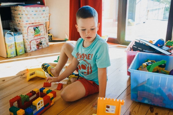 В усадьбе "Поместье Горваль" детям разных возрастов есть чем заняться и на улице, и в доме. 
Наличие бассейна, детской площадки и батута на улице, детская комната со множеством игрушек, конструкторов, настольных игр, книг увлечет детей на долгое время.