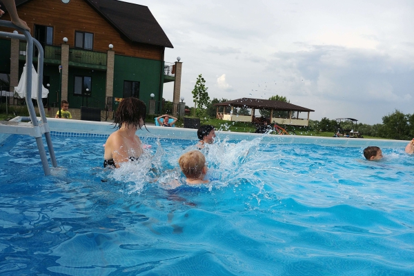 В детской комнате как для девочек, так и для мальчиков есть разнообразные игрушки и игры.
Все для рисования - для творческих натур.
Настольные игры на разный возраст. Пазлы.
Большая библиотека детской литературы от 0 до +16.