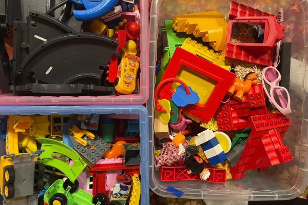 В детской комнате как для девочек, так и для мальчиков есть разнообразные игрушки и игры.
Все для рисования - для творческих натур.
Настольные игры на разный возраст. Пазлы.
Большая библиотека детской литературы от 0 до +16.