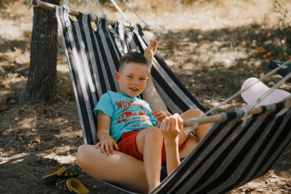 В усадьбе "Поместье Горваль" детям разных возрастов есть чем заняться и на улице, и в доме. 
Наличие бассейна, детской площадки и батута на улице, детская комната со множеством игрушек, конструкторов, настольных игр, книг увлечет детей на долгое время.