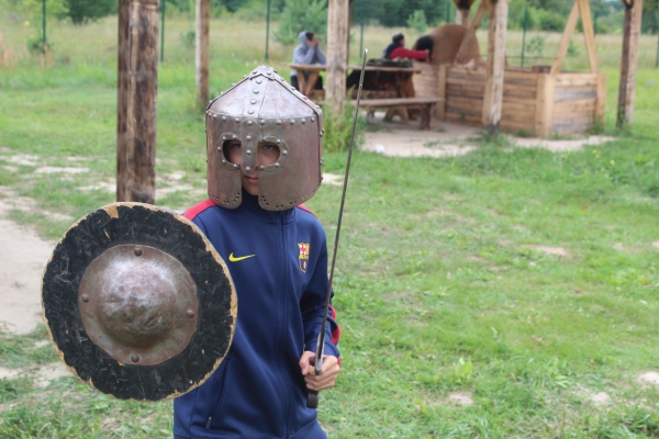 В детской комнате как для девочек, так и для мальчиков есть разнообразные игрушки и игры.
Все для рисования - для творческих натур.
Настольные игры на разный возраст. Пазлы.
Большая библиотека детской литературы от 0 до +16.