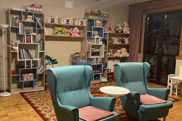 В детской комнате как для девочек, так и для мальчиков есть разнообразные игрушки и игры.
Все для рисования - для творческих натур.
Настольные игры на разный возраст. Пазлы.
Большая библиотека детской литературы от 0 до +16.