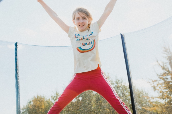 В усадьбе "Поместье Горваль" детям разных возрастов есть чем заняться и на улице, и в доме. 
Наличие бассейна, детской площадки и батута на улице, детская комната со множеством игрушек, конструкторов, настольных игр, книг увлечет детей на долгое время.